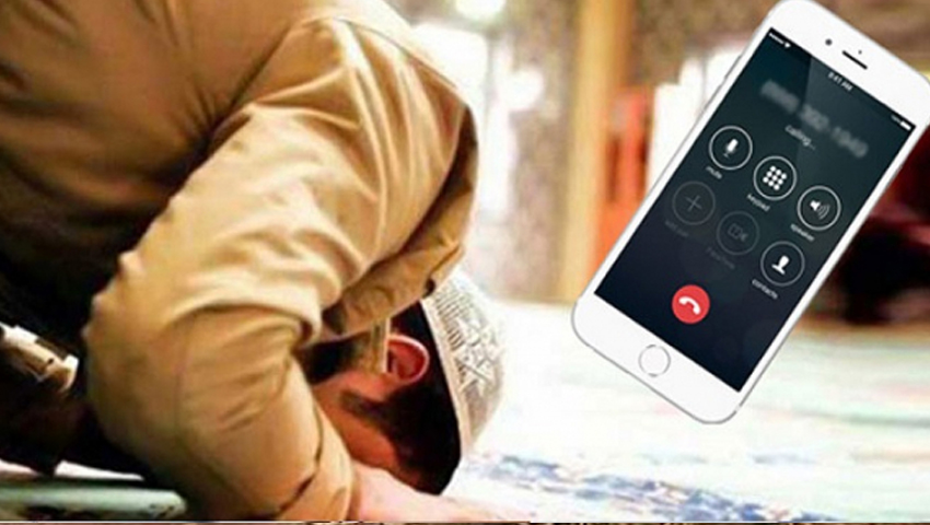 মসজিদে নামাজের মধ্যে মোবাইল বেজে উঠলে করণীয়